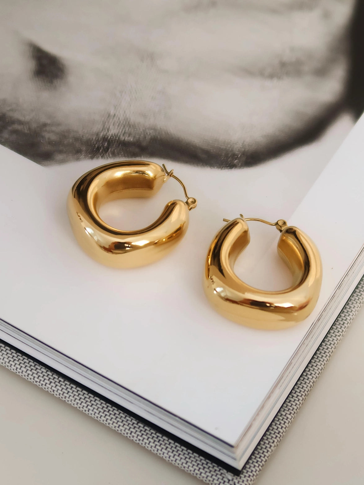 Isla Classic U Hoop Earrings