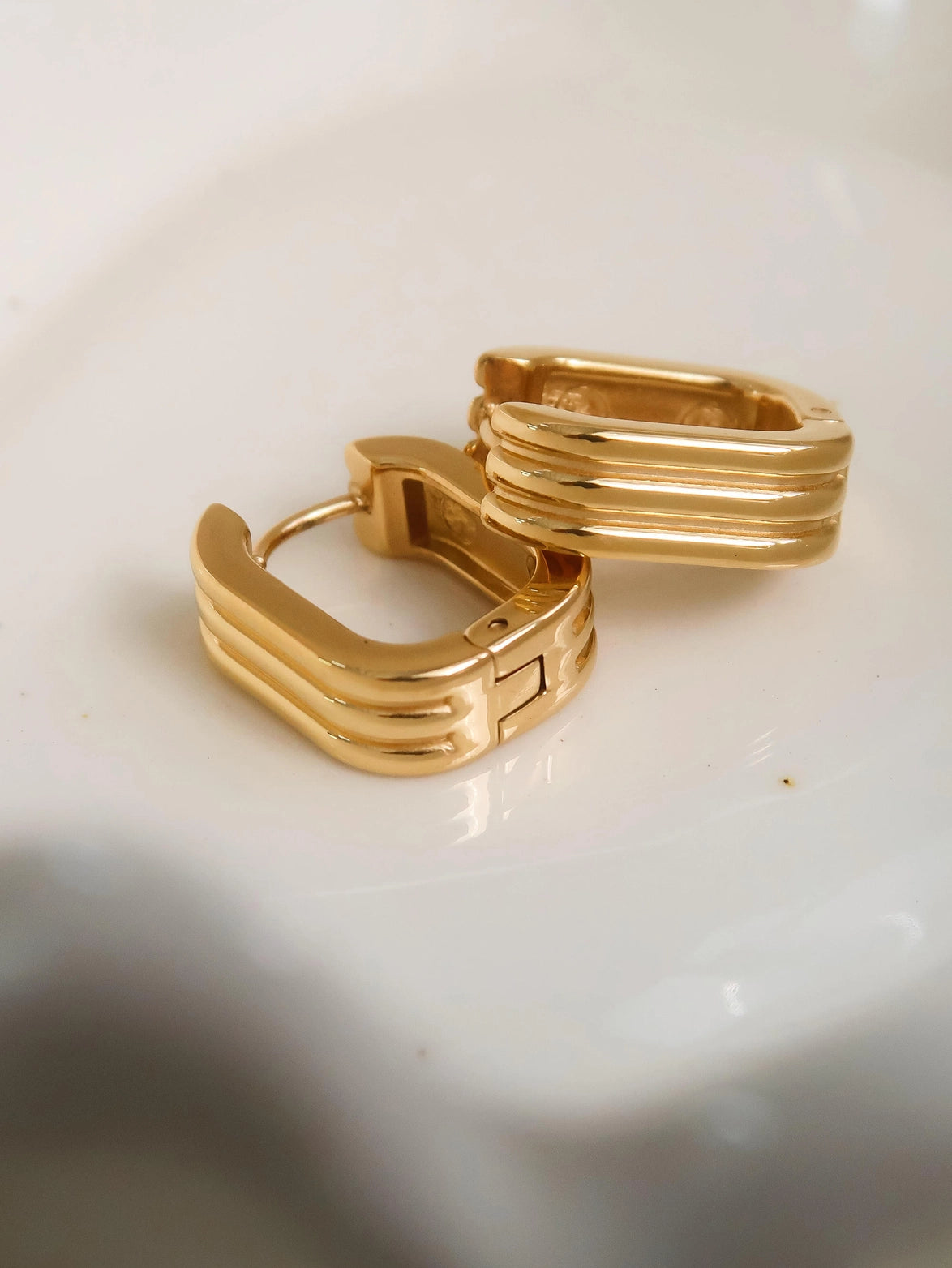 Sloane Ribbed Square Hoop Earrings