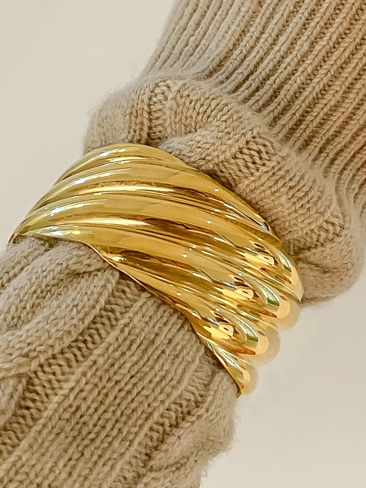 Aria Wavy Bold Bangle